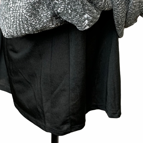 Motherhood Maternity Black White Print Scoop Neck Short Flutter Sleeve Top Sz L - Picture 9 of 15